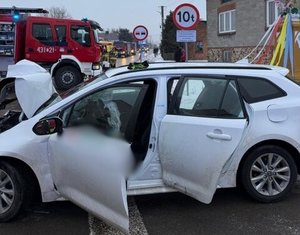 Na zdjęciach widoczna karetka, policyjny radiowóz, wozy strażackie oraz biały samochód który uczestniczył w kolizji drogowej.