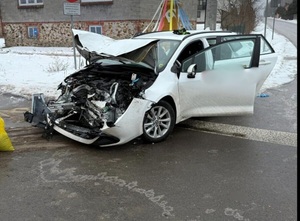 Na zdjęciach widoczna karetka, policyjny radiowóz, wozy strażackie oraz biały samochód który uczestniczył w kolizji drogowej.