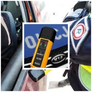 urządzenie do badania trzeźwości, rękaw munduru policyjnego.