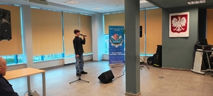 dziewczyna w sukience z mikrofonem na sali budynku komendy policji.