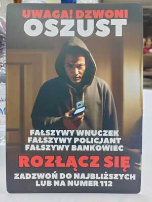 ulotka z napisem uwaga oszust, wizerunek mężczyzny w kapturze na głowie.
