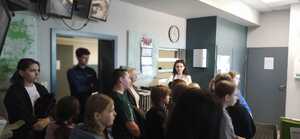 dzieci i policjant znajdują się w pomieszczeniu komendy policji.