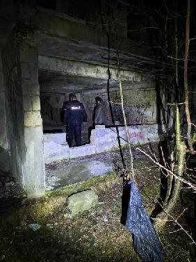 policjant w wieczornej porze znajduje się w opuszczonym budynku.