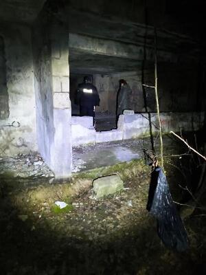 policjant w wieczornej porze znajduje się w opuszczonym budynku.