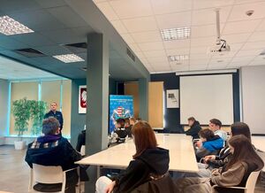 policjantka z młodymi osobami znajdują się na sali komendy.