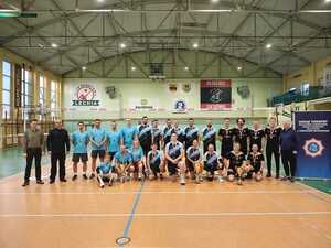 kobiety i mężczyźni w strojach sportowych, policjant w mundurze na sali gimnastycznej.