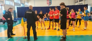 dzieci w strojach sportowych, policjanci na sali gimnastycznej.