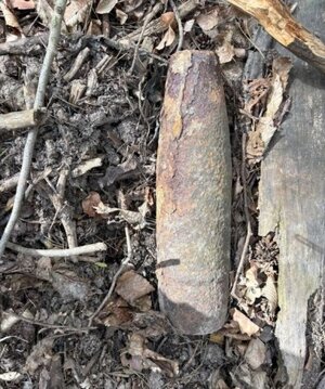 pocisk leżący w ziemi.