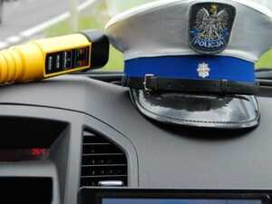 urządzenie do badania trzeźwości, czapka policyjna.