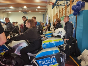 dziewczyna siedzi na policyjnym motocyklu.