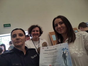 policjantka z dwoma kobietami, dyplom dla Komendy Powiatowej policji w Opocznie.