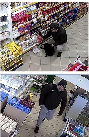 mężczyzna w ciemnym ubraniu znajduje się na terenie sklepu.