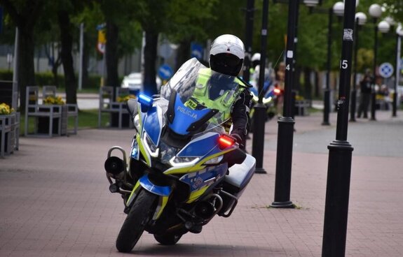 motocyklista na policyjnym motocyklu.