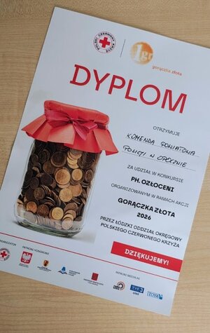 dyplom z napisem gorączka złota, widoczny słoik z groszami.