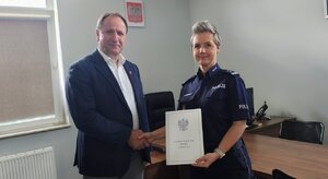 mężczyzna i policjanta podają sobie ręce.
