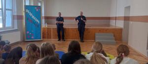 policjanci rozmawiają z dziećmi.