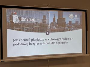 na zdjęciu widoczna prezentacja z napisem banku PKO.