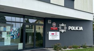 wejście do budynku komisariatu.