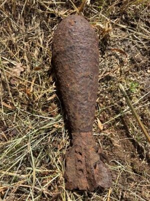 na zdjęciu widoczny granat moździerzowy leżący w ziemi.