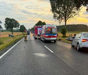 na zdjęciu widoczne radiowozy strażackie i karetka, na poboczu samochód osobowy, strażacy