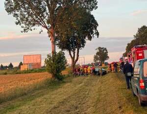 na zdjęciu widoczny pobocze, na którym znajduje się samochód osobowy, na drodze karetka wozy strażackie.