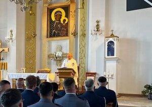 policjanci w mundurach znajdują się w kościele.