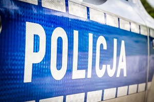 napis policja na niebieskim tle.