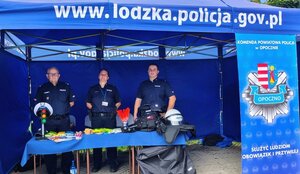 policjanci stoją w namiocie profilaktycznym, napis Komenda Powiatowa Policji w Opocznie.