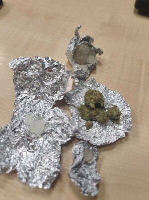 folia aluminiowa z różnymi substancjami, suszem roślinnym.