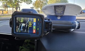 czapka policyjna i ekran urządzenia do pomiaru prędkości.