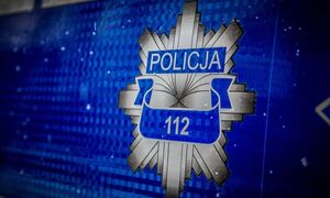 zdjęcie przedstawia odznakę policyjną z numerem 112.