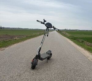 na drodze widoczna hulajnoga.