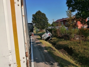 Widok leżącego w rowie samochodu osobowego.