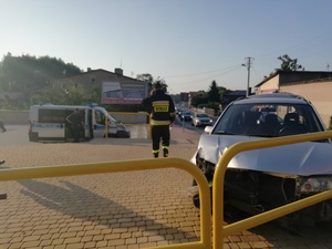 samochód  ma chodniku wjechał w barierę ochronną    w tle radiowóz policji oraz  strażak
