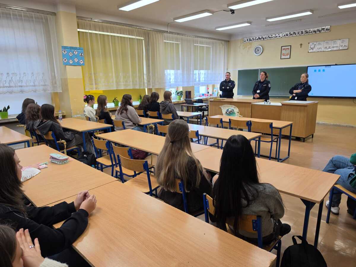 Spotkanie profilaktyczne policji z uczniami w Opocznie